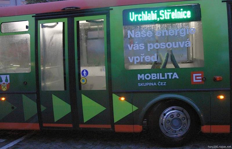 Přišla éra elektrodopravy. Moderní elektrobusy vyjely v pátek poprvé do vrchlabských ulic.