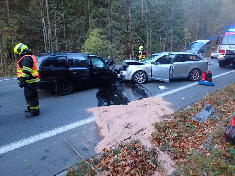 Čelní střet automobilů odnesli zraněním dva lidé.