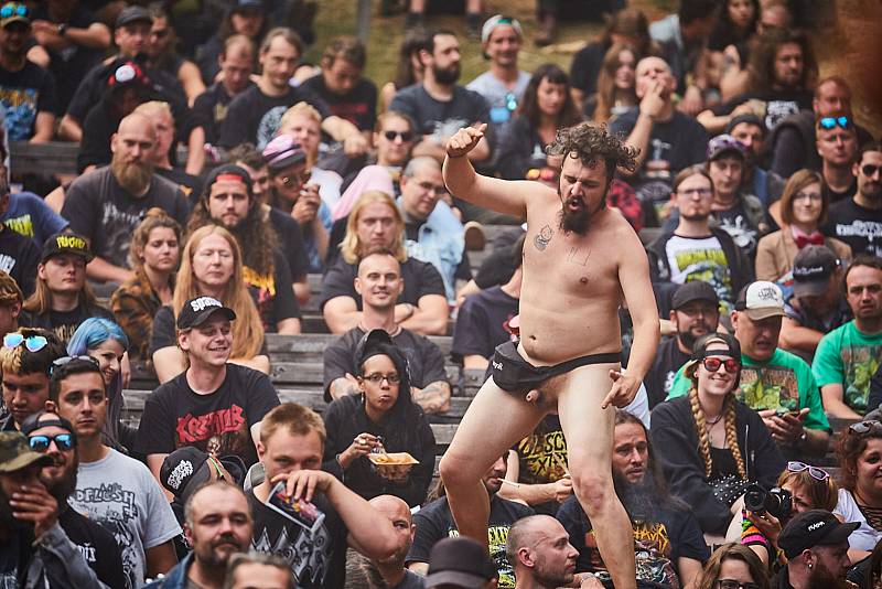 Fanoušci si plnými doušky užívají festival nejtvrdší hudby Obscene Extreme v Trutnově.