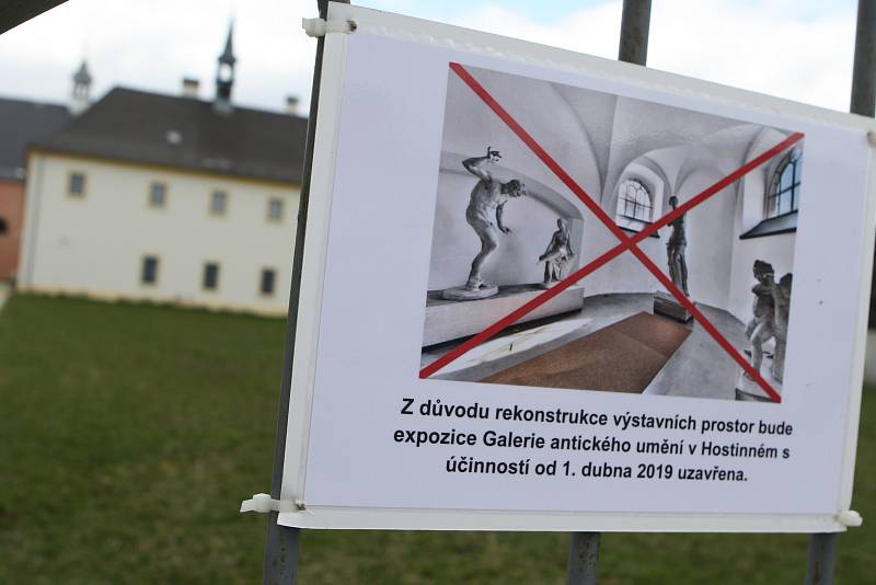 Galerie antického umění v Hostinném s osmi desítkami soch, které patří Univerzitě Karlově v Praze, bude od pondělí dva roky zavřená.