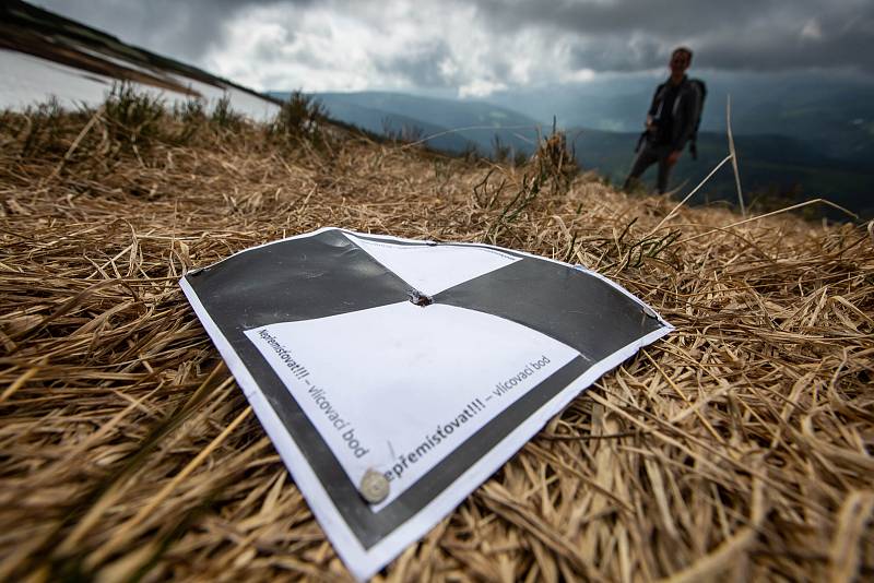 Strážci KRNAPu měřili výšku sněhové pokrývky na úbočí Studniční hory zvaném Mapa republiky. Novinkou se stalo měření pomocí dronu.