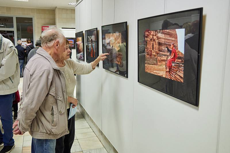 Fotograf a kameraman Miloš Šálek z Trutnova vystavuje v budově městského úřadu fotky z putování Barmou.