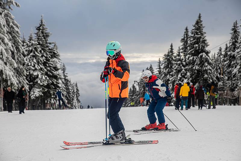 Na vrcholu Černé hory v Krkonoších jako na prvním místě v Česku začala v sobotu lyžařská sezona.