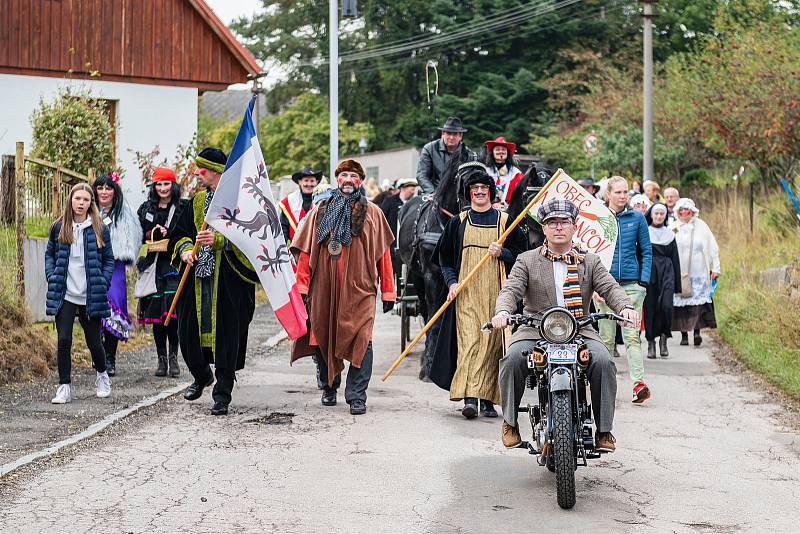 Lidé v Bílé Třemešné si užili Posvícenský průvod.