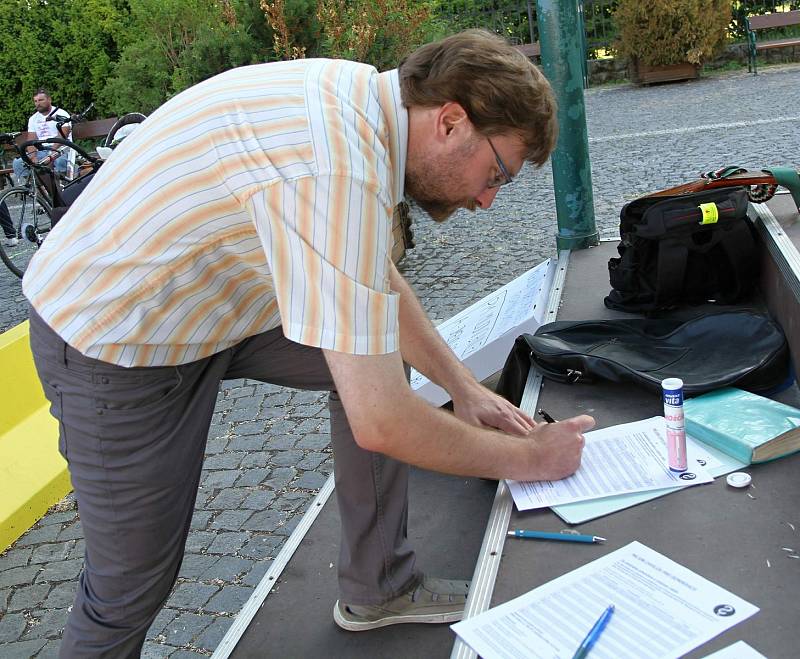 Z úterních protestů proti Andreji Babišovi ve Vrchlabí.