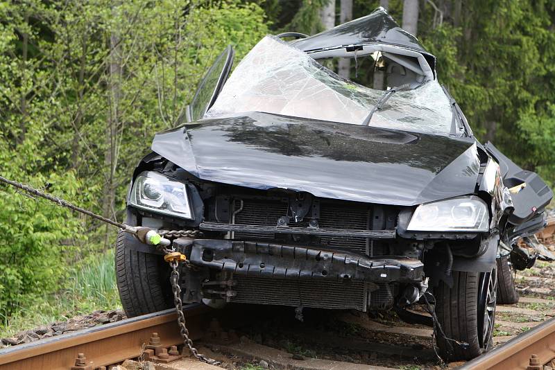 Tragická nehoda. Na železničním přejezdu v Bílé Třemešné rychlík smetl v pondělí přes osmou hodinou ráno osobní auto. Řidička zemřela.