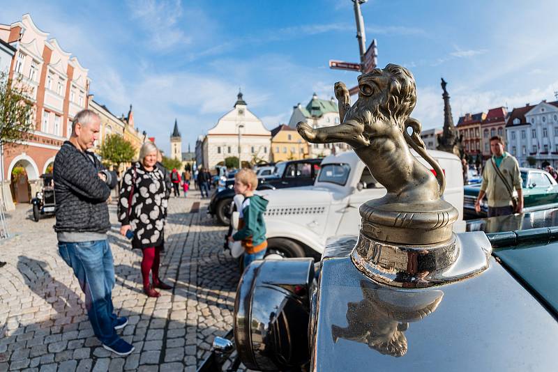 Veteran Car Club Dvůr Králové nad Labem pořádal přehlídku a jízdu historických vozidel Než vypustíme vodu z chladiče.