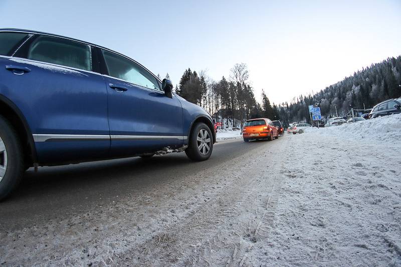 V sobotu byl vjezd do Špindlerova Mlýna po náporu aut uzavřený, v neděli byl provoz klidnější. Lidé měli k dispozici z Vrchlabí kyvadlovou autobusovou dopravu.