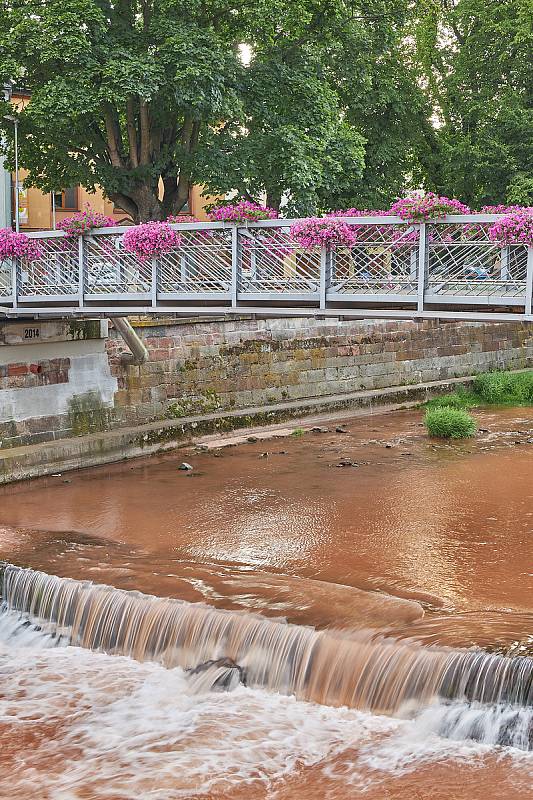 V Trutnově vzniká nový odbočovací pruh na křižovatce u Radia v blízkosti vlakového nádraží. Uzavřen musel být most u Obchodní akademie.