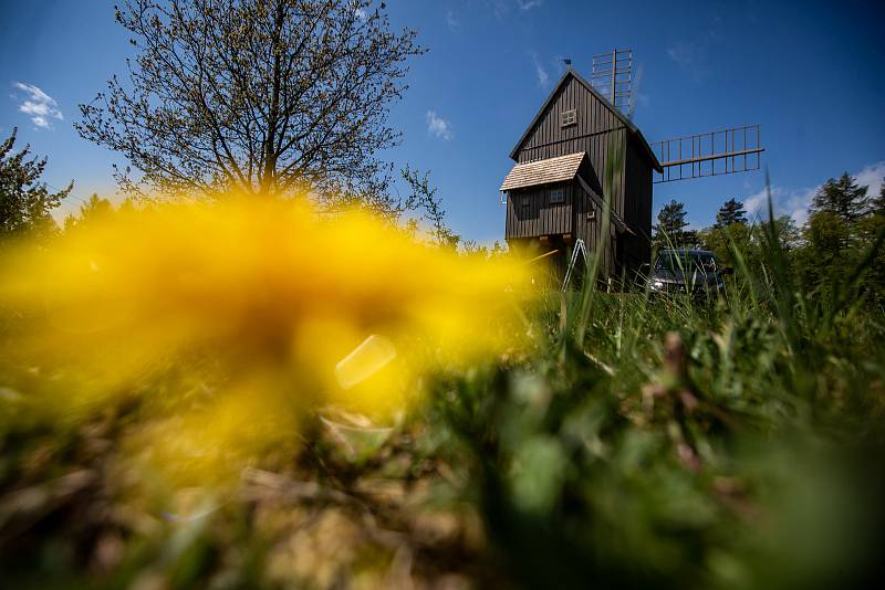 Stavba funkční repliky větrného mlýna v Borovnici na Trutnovsku je ve finiši. Otevřený má být do konce června.