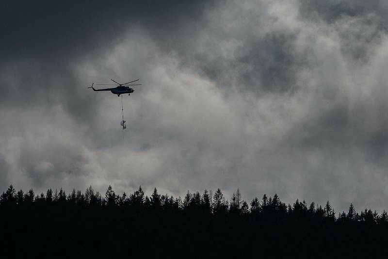 Vrtulník usazoval v pondělí odpoledne konstrukci rozhledny na vrch Žaltman v Jestřebích horách u Malých Svatoňovic.