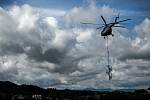 Vrtulník usazoval v pondělí odpoledne konstrukci rozhledny na vrch Žaltman v Jestřebích horách u Malých Svatoňovic.