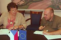Starostka Turnova Hana Maierová, v pondělí podepsala smlouvu o realizaci studie Český ráj bez bariér společně s ředitelem OS proti bariérám, Ladislavem Kratinou.