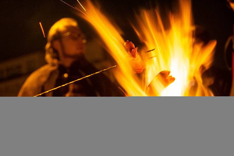 Noc venku 2018 ve Dvoře Králové nad Labem. Lidé si vyzkoušeli jaké je přespávat venku a to i v zimně jen s kartony.