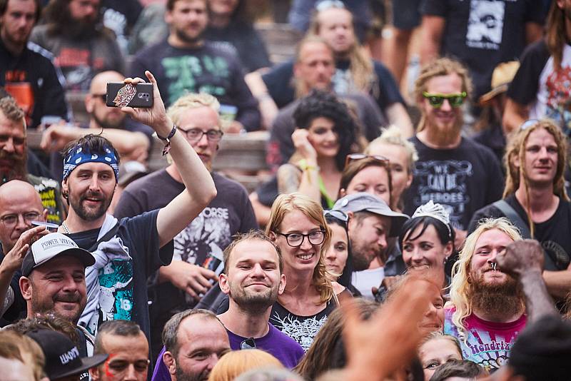 Fanoušci si plnými doušky užívají festival nejtvrdší hudby Obscene Extreme v Trutnově.