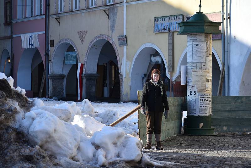 Natáčení filmu Poslední závod, které vypráví příběh lyžařů Hanče, Vrbaty a Ratha, na náměstí v Hostinném v neděli 28. února.