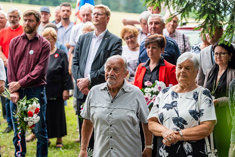 Odhalení kamenů zmizelých veliteli sokolské odbojové skupiny S 21 B Josefu Schejbalovi a jeho spolupracovníkovi Stanislavu Prouzovi v Malých Svatoňovicích.