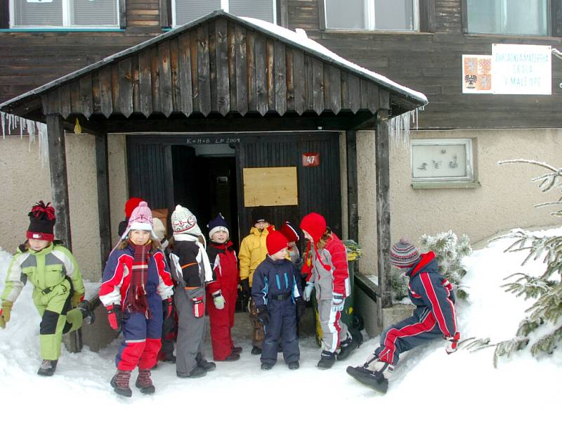 V Malé Úpě dostávali žáci vysvědčení přímo na sněhu