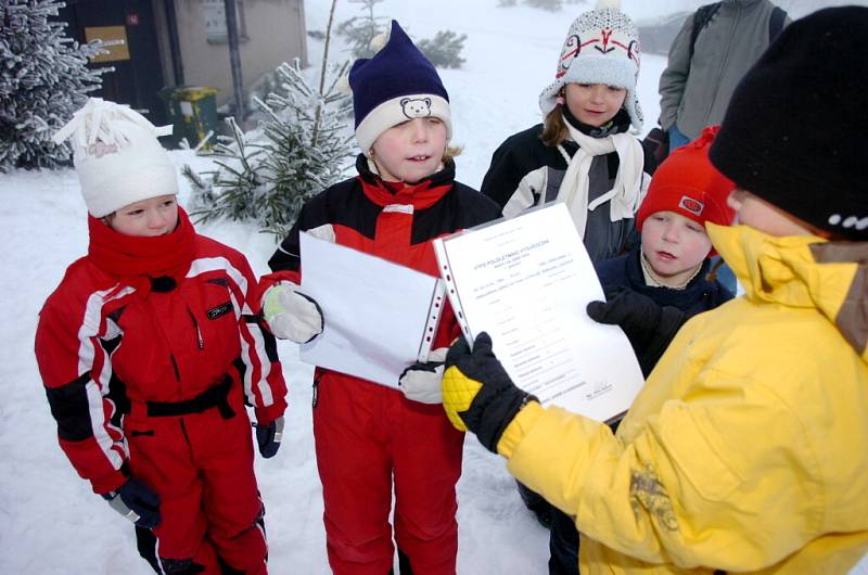 V Malé Úpě dostávali žáci vysvědčení přímo na sněhu