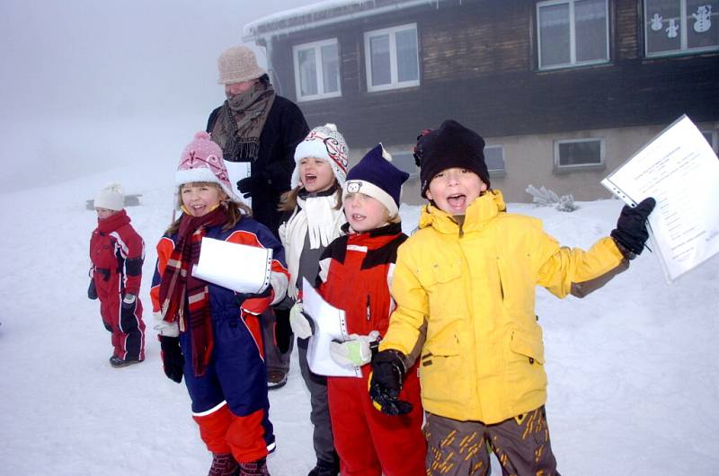 V Malé Úpě dostávali žáci vysvědčení přímo na sněhu
