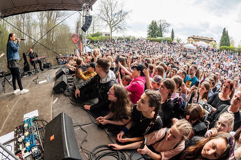 Hvězdy televizního seriálu ZOO zahájily letní sezonu v Safari Parku Dvůr Králové, Eva Burešová měla koncert.