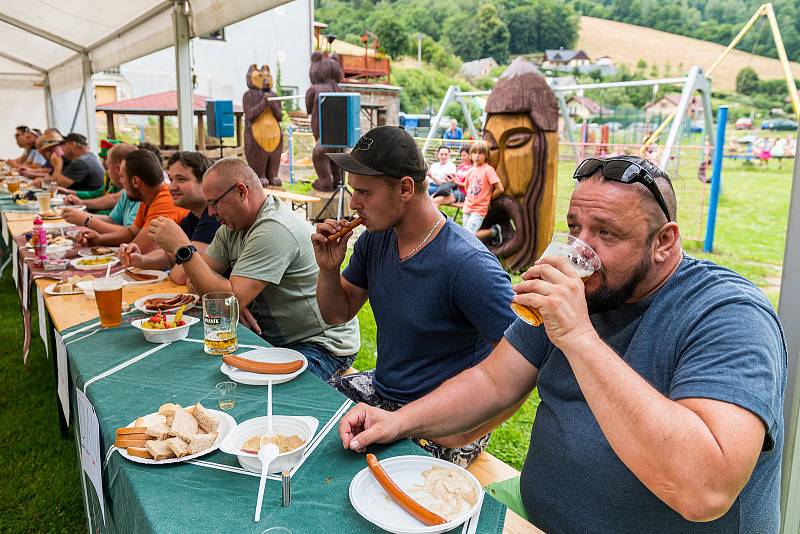 Desátého ročníku Párkyády v Petříkovicích u Trutnova se zúčastnil rekordní počet 35 účastníků.