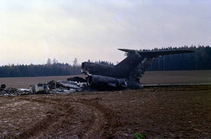 Hořící ruské letadlo Tupolev 154 nouzově přistálo v poli u Dubence 17. listopadu 1990. Zbyly z něj trosky.