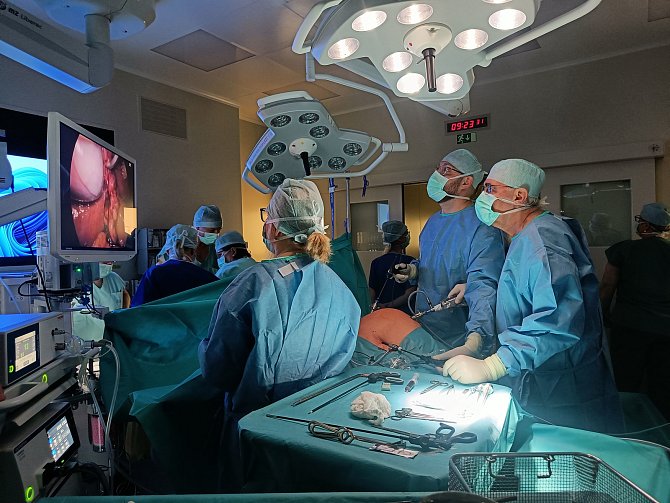 Lékaři v nemocnici ve Dvoře Králové nad Labem provedli první operaci v nově otevřených sálech.