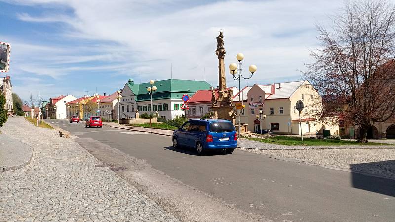 ZÁPLATY A DÍRY uprostřed třítisícového města. Silnice je sice v kategorii 2. třídy, ale je turisty hodně využívanou spojnicí mezi příhraničím a lyžařskými středisky.