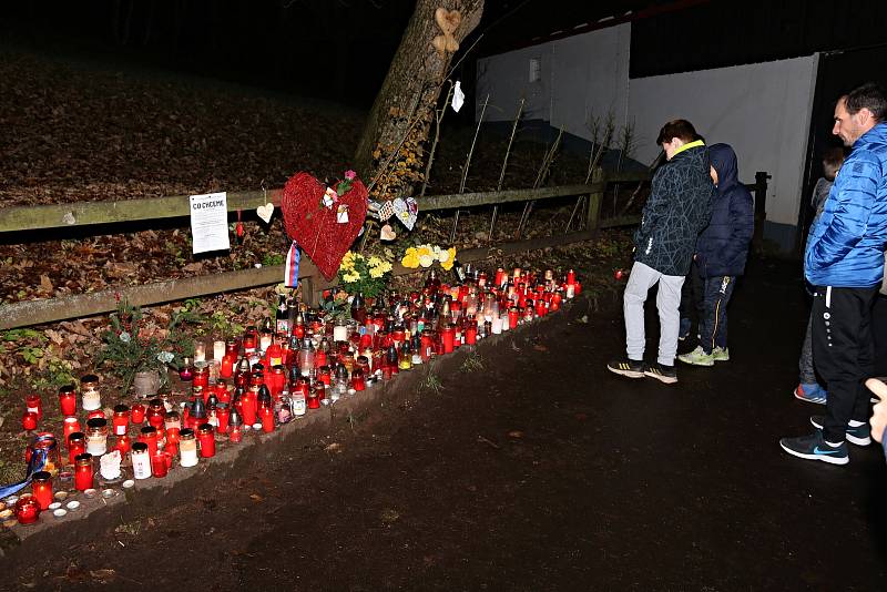 Celou neděli desítky lidí zapalovaly svíčky u chalupy Václava Havla na Hrádečku ve Vlčicích.