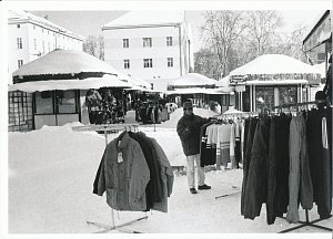 Tržnici na bývalém autobusovém nádraží v Trutnově lidé říkali Šmoulov. Dnes stojí na jejím místě Společenské centrum Uffo.