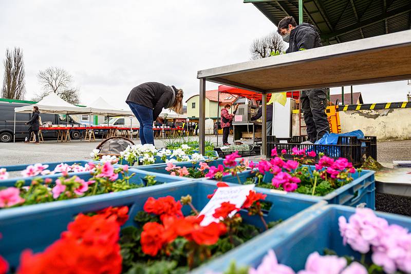 Lidé mohli v sobotu konečně vyrazit na farmářské trhy v Poříčí.