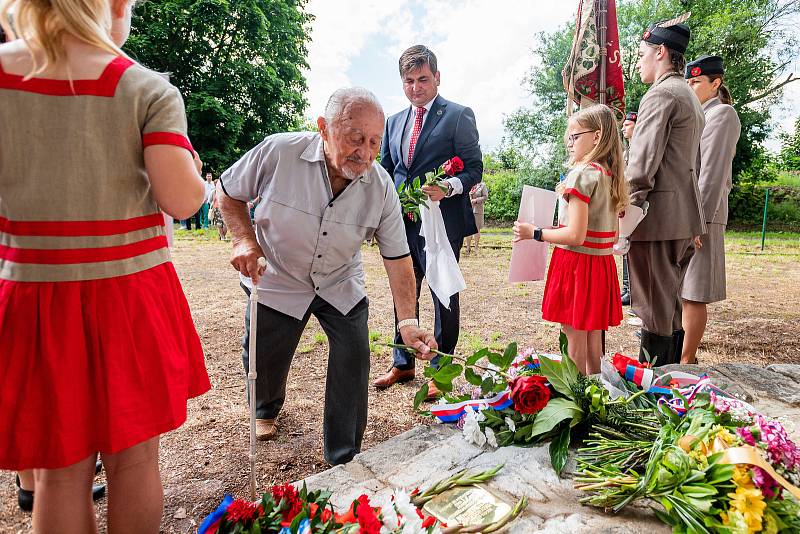 Odhalení kamenů zmizelých veliteli sokolské odbojové skupiny S 21 B Josefu Schejbalovi a jeho spolupracovníkovi Stanislavu Prouzovi v Malých Svatoňovicích.