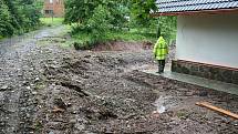 Povodeň na Jilemnicku - V Dolních Štěpanicích v lokalitě na Rovinách přišel příděl vody z katastru Víchové n. Jiz. kde promlelo cestu i okolí nové roubenky. Došlo ke zničení terenních úprav a septiku.