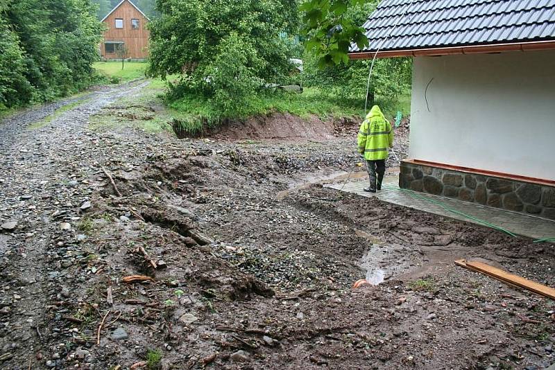 Povodeň na Jilemnicku - V Dolních Štěpanicích v lokalitě na Rovinách přišel příděl vody z katastru Víchové n. Jiz. kde promlelo cestu i okolí nové roubenky. Došlo ke zničení terenních úprav a septiku.