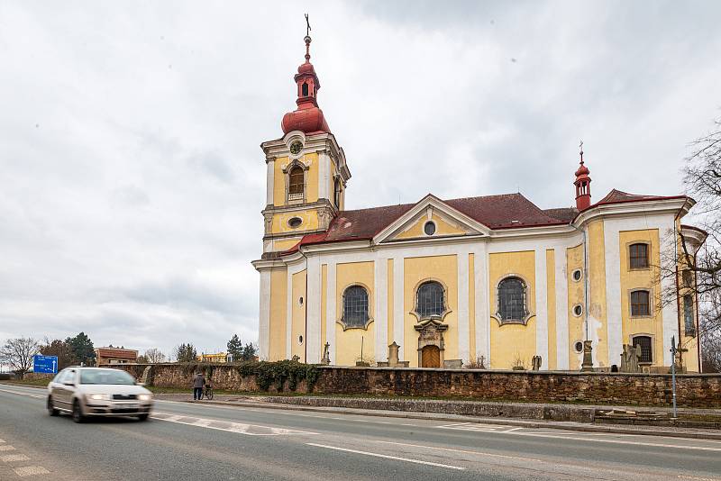 Doprava v Choustníkově Hradišti na hlavním tahu z Trutnova do Hradce Králové.