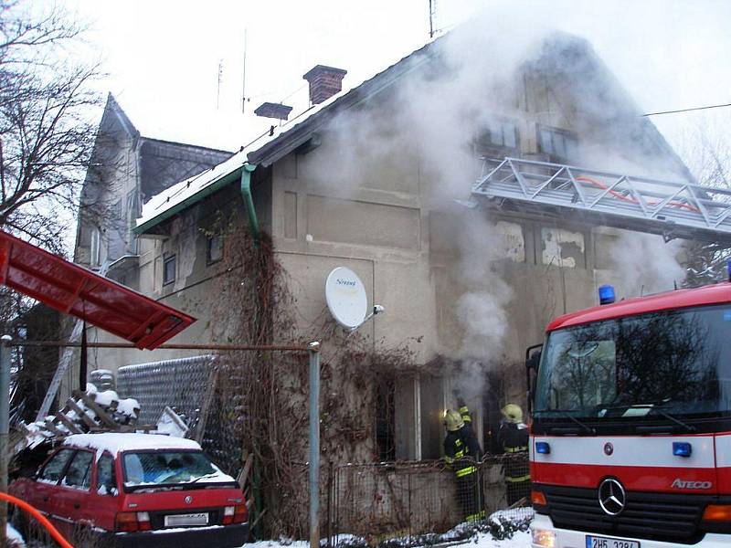 Muž uhořel v rodinném domě zarovnaném odpadky