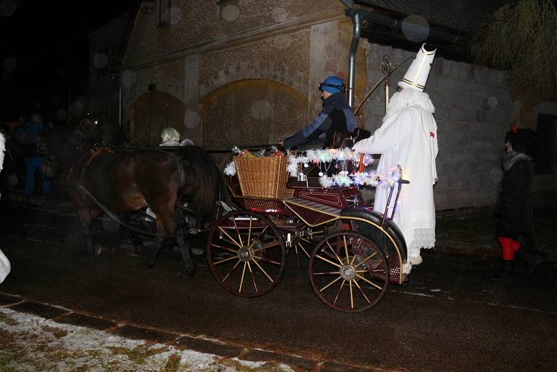 V Rudníku se rozsvítil vánoční strom a v kočáře přijel Mikuláš.