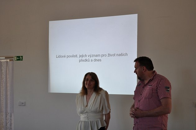 V Muzeu Podkrkonoší v Trutnově s ředitelem Vlastimilem Málkem při přednášce o pověstech v roce 2015.