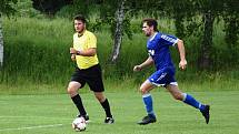 Fotbalisté Dvora Králové nad Labem B (v modrém) vyhráli na hřišti Jiskry Kocbeře 2:0.