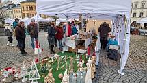 V Trutnově na Krakonošově náměstí začaly v pátek 9. prosince vánoční trhy. Potrvají do 23. prosince.