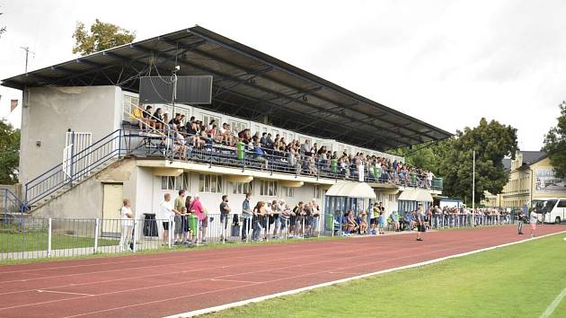 Dvorský stadion pod Hankovým domem letos na podzim rozhodně nebyl nedobytnou tvrzí. Padli tu sice lídr tabulky i Trutnov, jinak si sem soupeři spíš jezdili pro body.