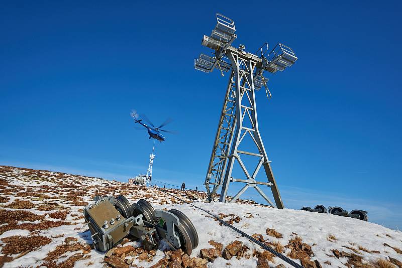 Vrtulník odstranil z lanovky na Sněžku jednu z podpěr ze vrcholové části. Další se rozebrala a zvýšila téměř o tři metry.