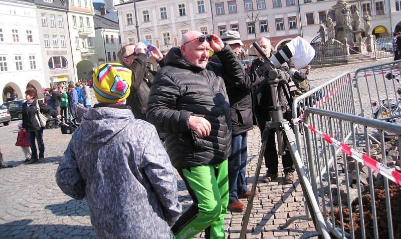 Zatmění mohli lidé sledovat na trutnovském Krakonošově náměstí