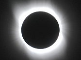 VE VELKÉM MNOŽSTVÍ fotografického materiálu, který pořídili při zatmění Slunce v oblasti Novosibirska expedičníci z Hvězdárny Úpice, je i snímek vnitřní korony.
