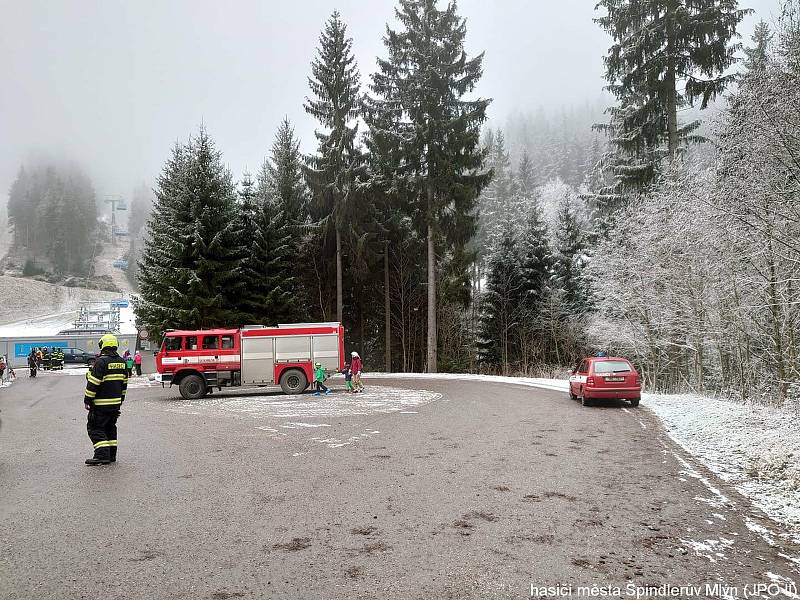 Kvůli poruše lanovky ve Špindlerově Mlýně vyráželi na místo hasiči.