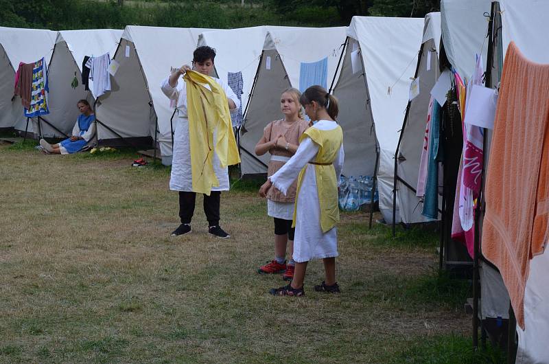 Děti na táboře v Podhradní Lhotě poznávaly život Keltů.