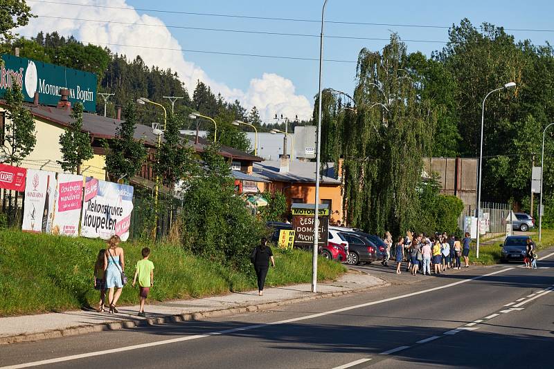 Vystoupení Cirku La Putyka na trutnovském Bojišti.