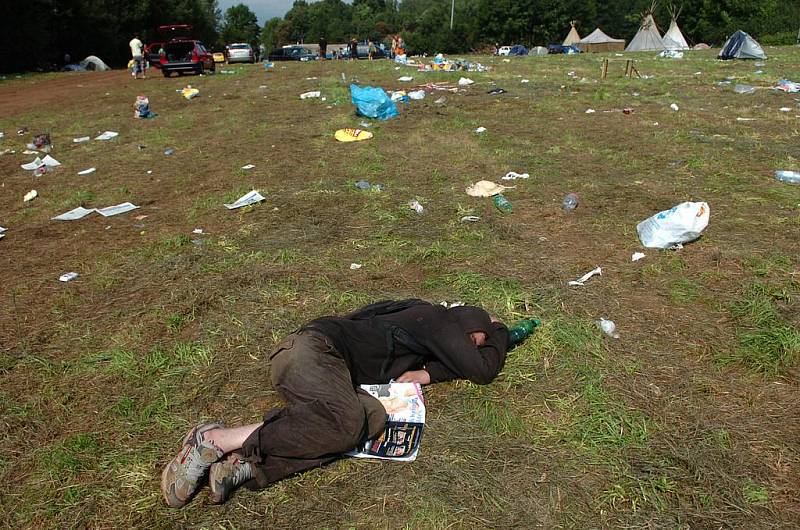 V pondělí bylo ještě na Bojišti živo. Především se po návštěvnících festivalu Open Air Trutnov uklízelo.