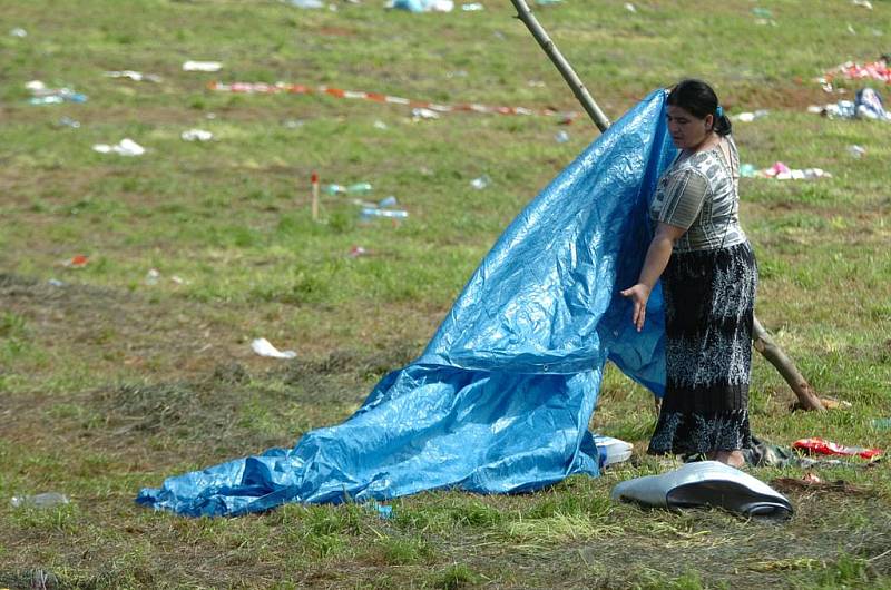 V pondělí bylo ještě na Bojišti živo. Především se po návštěvnících festivalu Open Air Trutnov uklízelo.